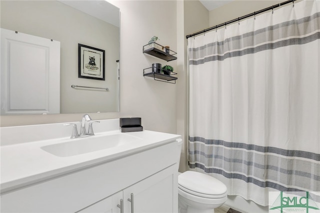 bathroom with a shower with curtain, vanity, and toilet