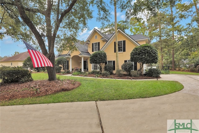 view of front of property featuring a front lawn