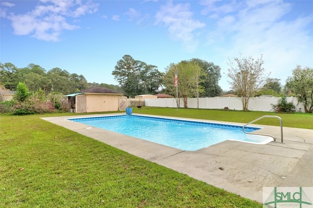 view of swimming pool featuring a lawn