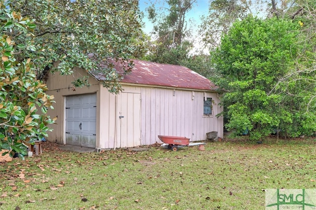 view of outdoor structure featuring a garage and a yard