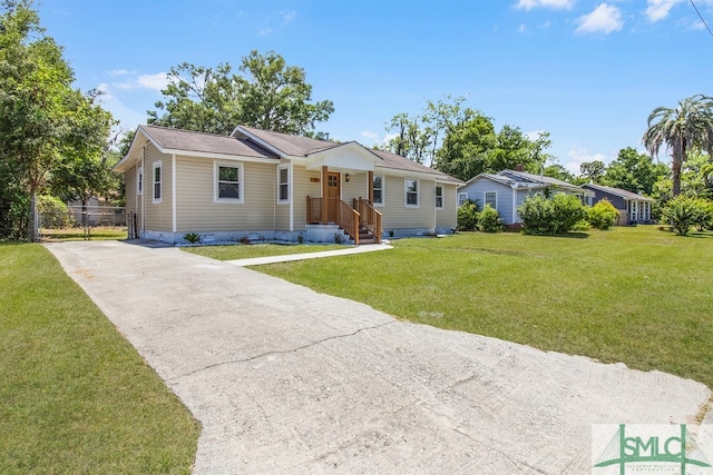 ranch-style home featuring a front lawn