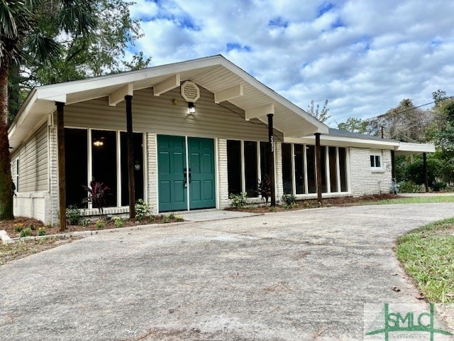 view of front facade