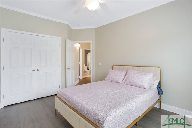 bedroom with ceiling fan, crown molding, dark wood-type flooring, and a closet