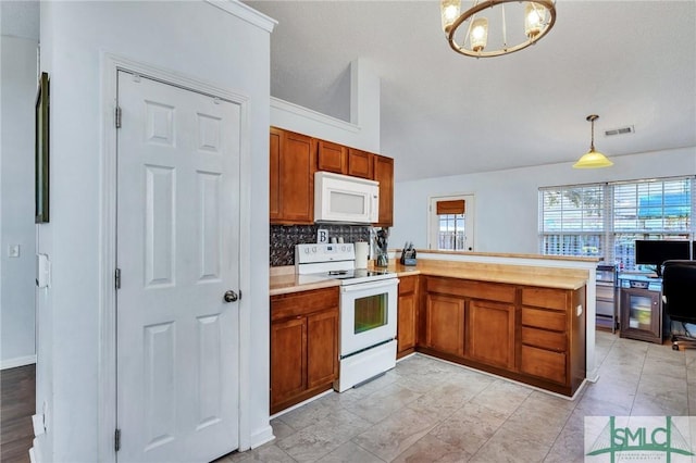 kitchen with an inviting chandelier, kitchen peninsula, backsplash, decorative light fixtures, and white appliances