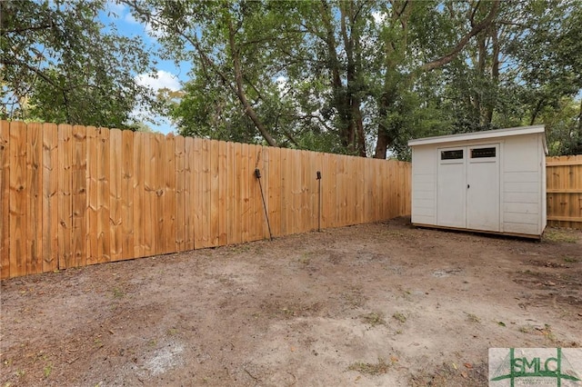 view of yard featuring a storage shed