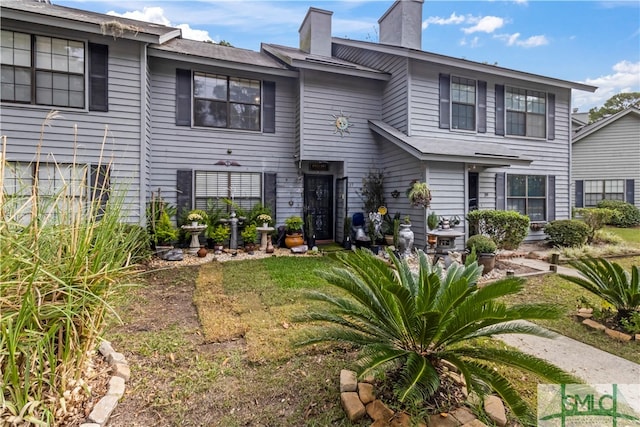 view of front of home with a front lawn