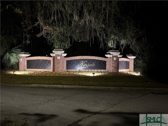 community sign featuring a yard