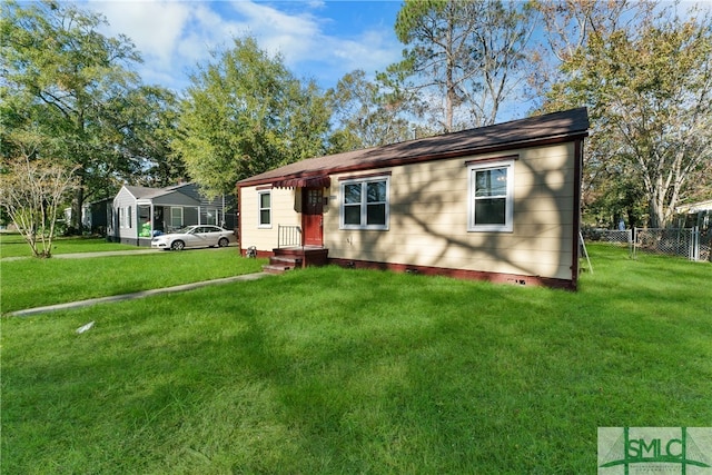 single story home featuring a front lawn