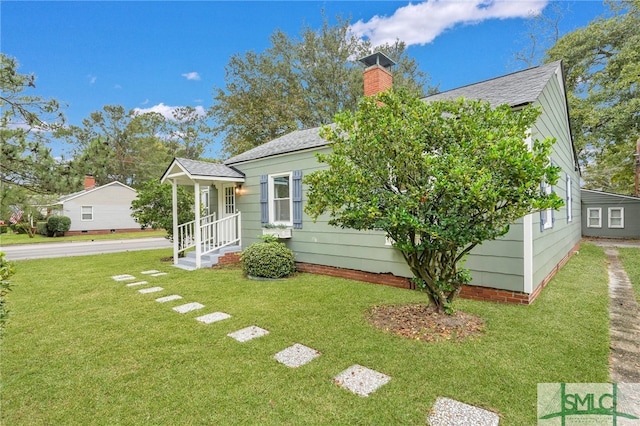 view of front of property featuring a front lawn