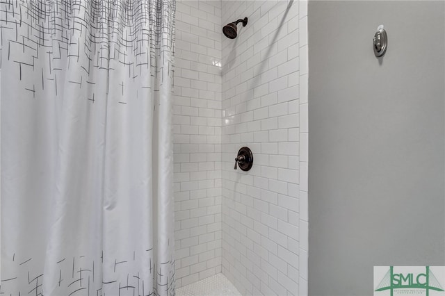 bathroom featuring a shower with shower curtain