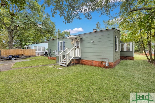 manufactured / mobile home with a front lawn