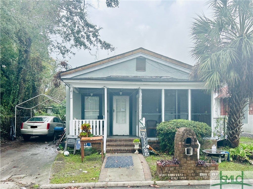 view of front of property