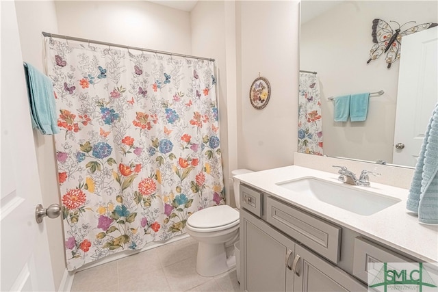 bathroom featuring a shower with curtain, vanity, and toilet