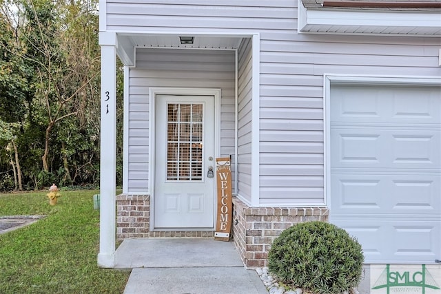 property entrance featuring a yard