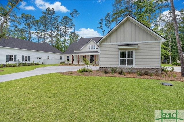 view of front of house with a front lawn