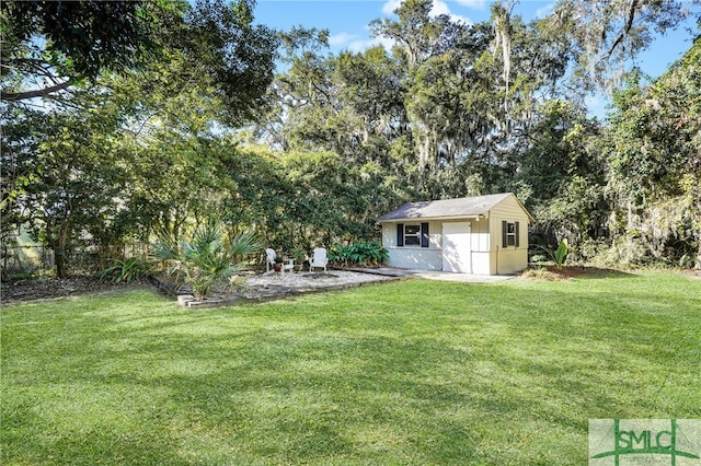 view of yard with an outbuilding