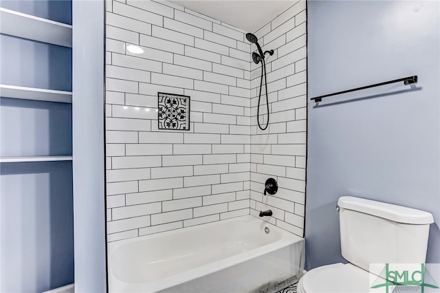 bathroom with toilet and tiled shower / bath