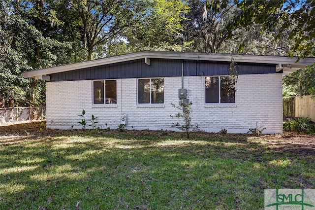 view of side of property featuring a yard