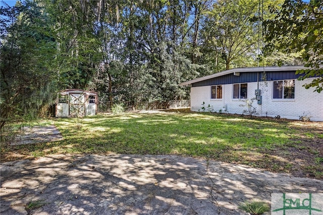 view of yard with a shed