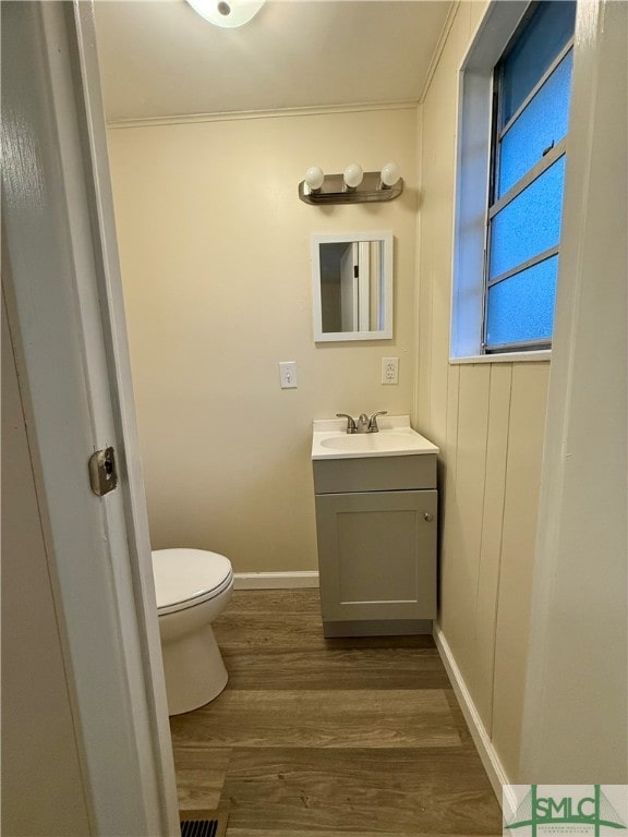 4192 Halcyondale Rd, Sylvania, GA 30467 - bathroom featuring crown molding, toilet, vanity, and hardwood / wood-style flooring