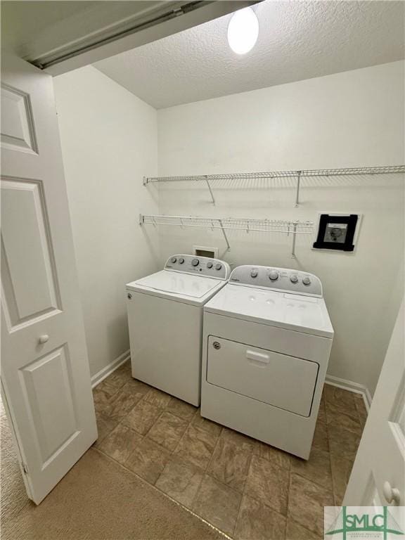 laundry room featuring a textured ceiling and independent washer and dryer