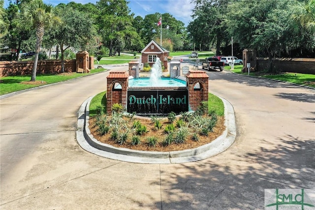 community sign with driveway
