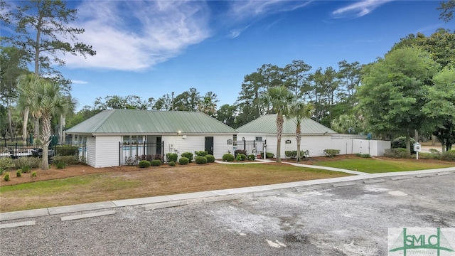 ranch-style home featuring a front lawn