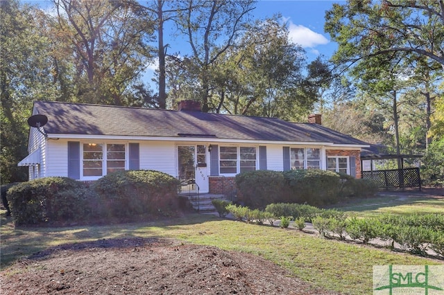 ranch-style home featuring a front lawn