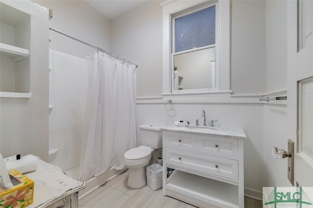 bathroom with a shower with curtain, vanity, and toilet