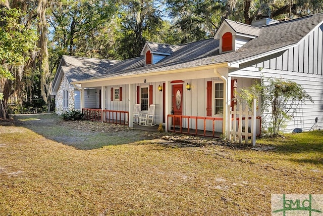 view of front of property featuring covered porch and a front lawn