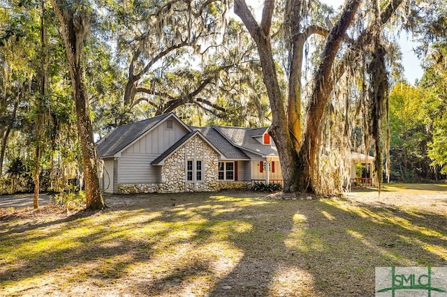 view of front of house with a front yard