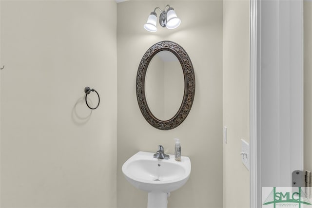 bathroom featuring sink and an inviting chandelier