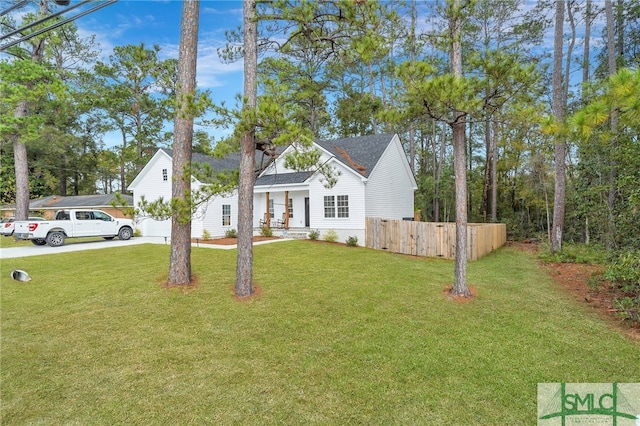 view of front of house featuring a front lawn