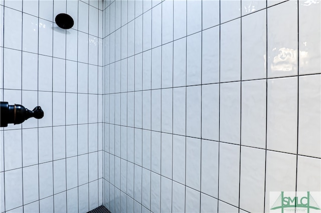 bathroom featuring a tile shower