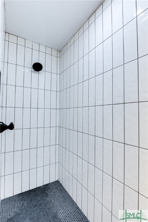 bathroom featuring tiled shower