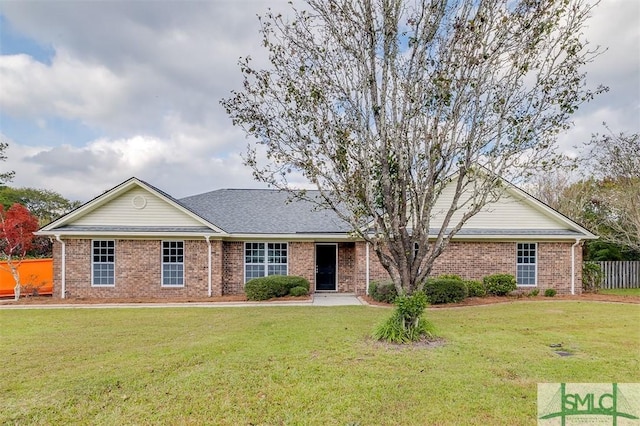 single story home featuring a front yard