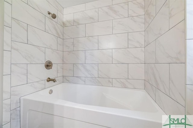 bathroom with tiled shower / bath