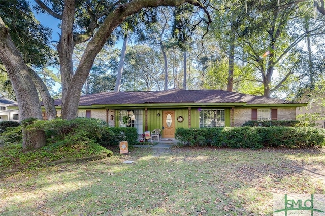 ranch-style home featuring a front lawn