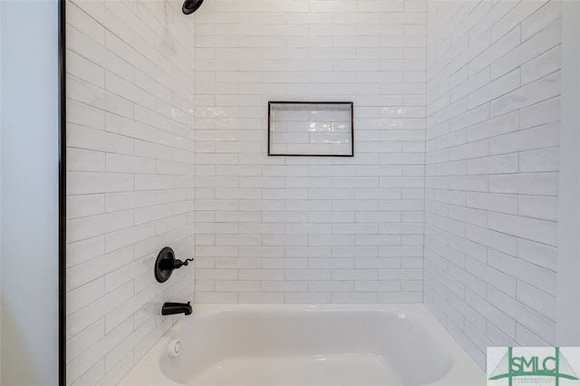 bathroom with tiled shower / bath