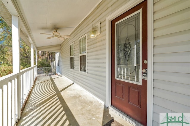 property entrance featuring ceiling fan