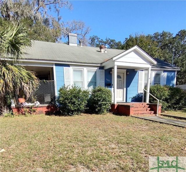 view of front of home featuring a front lawn