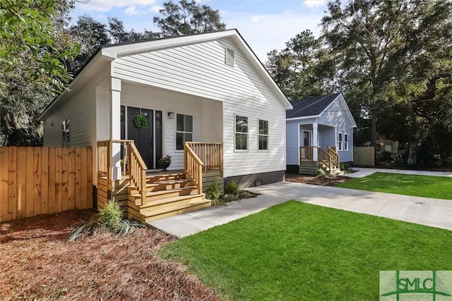 view of front facade featuring a front lawn