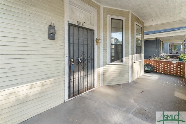 property entrance featuring a porch