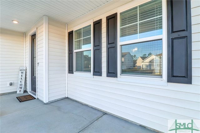 entrance to property featuring covered porch