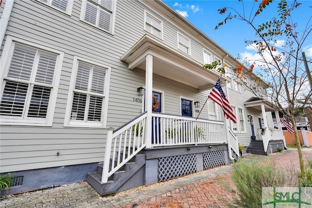 property entrance featuring covered porch