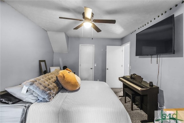 bedroom featuring a textured ceiling, carpet, and a ceiling fan