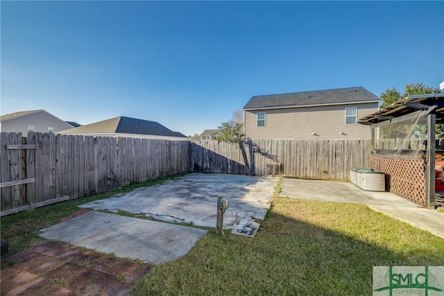 view of yard featuring a patio area