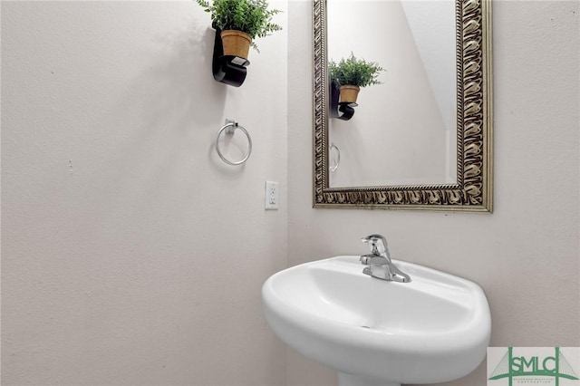 bathroom featuring sink