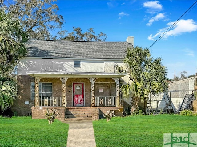 view of front facade featuring a porch and a front lawn