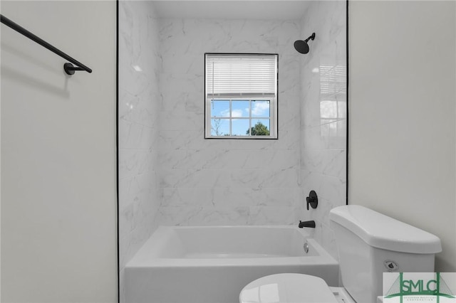 bathroom with toilet and tiled shower / bath